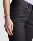 Woman wearing women's black motorcycle jeans Lorica Kevlar from Pando Moto