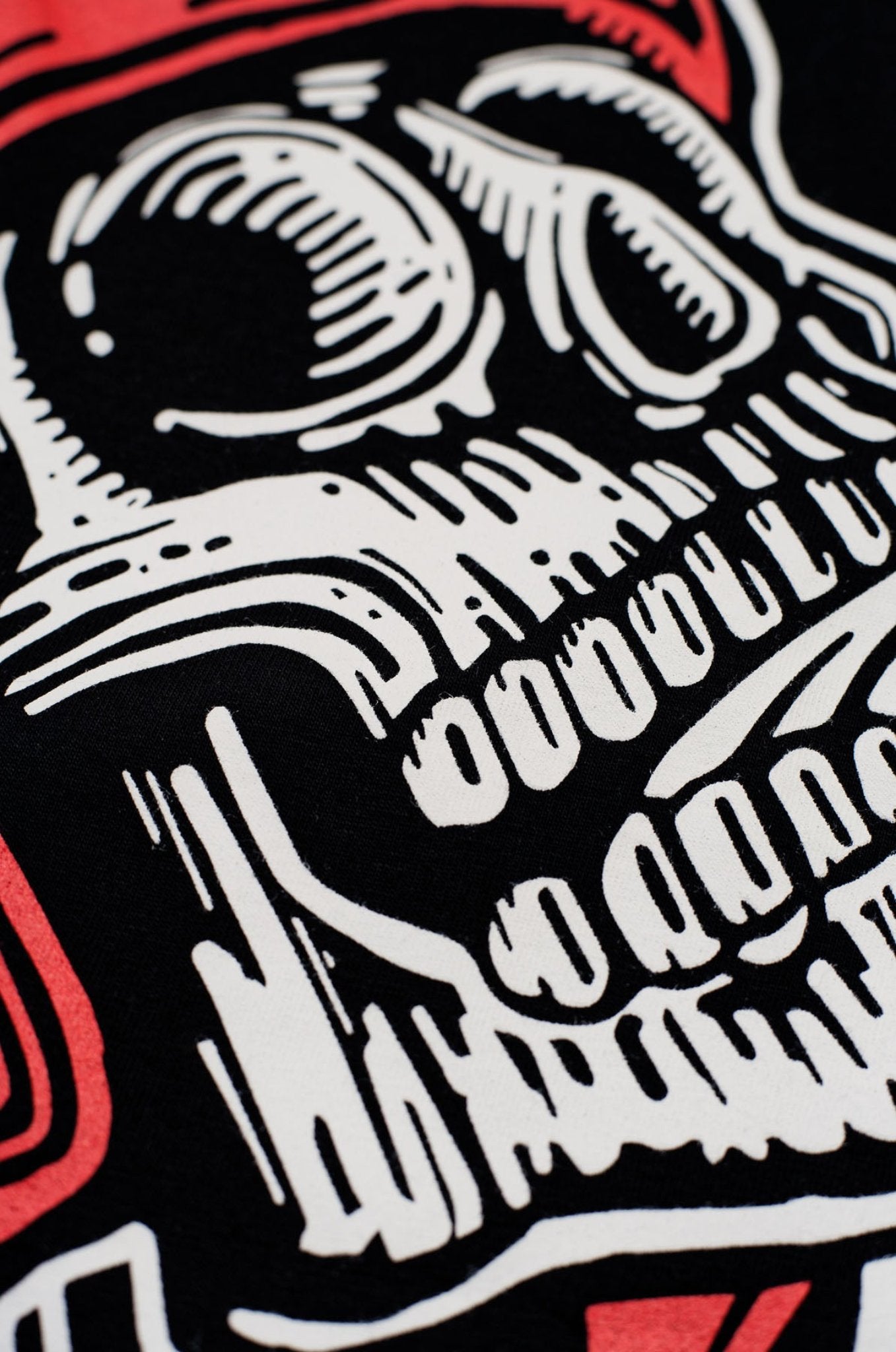 Black women's motorcycle t-shirt with red scull motive close up