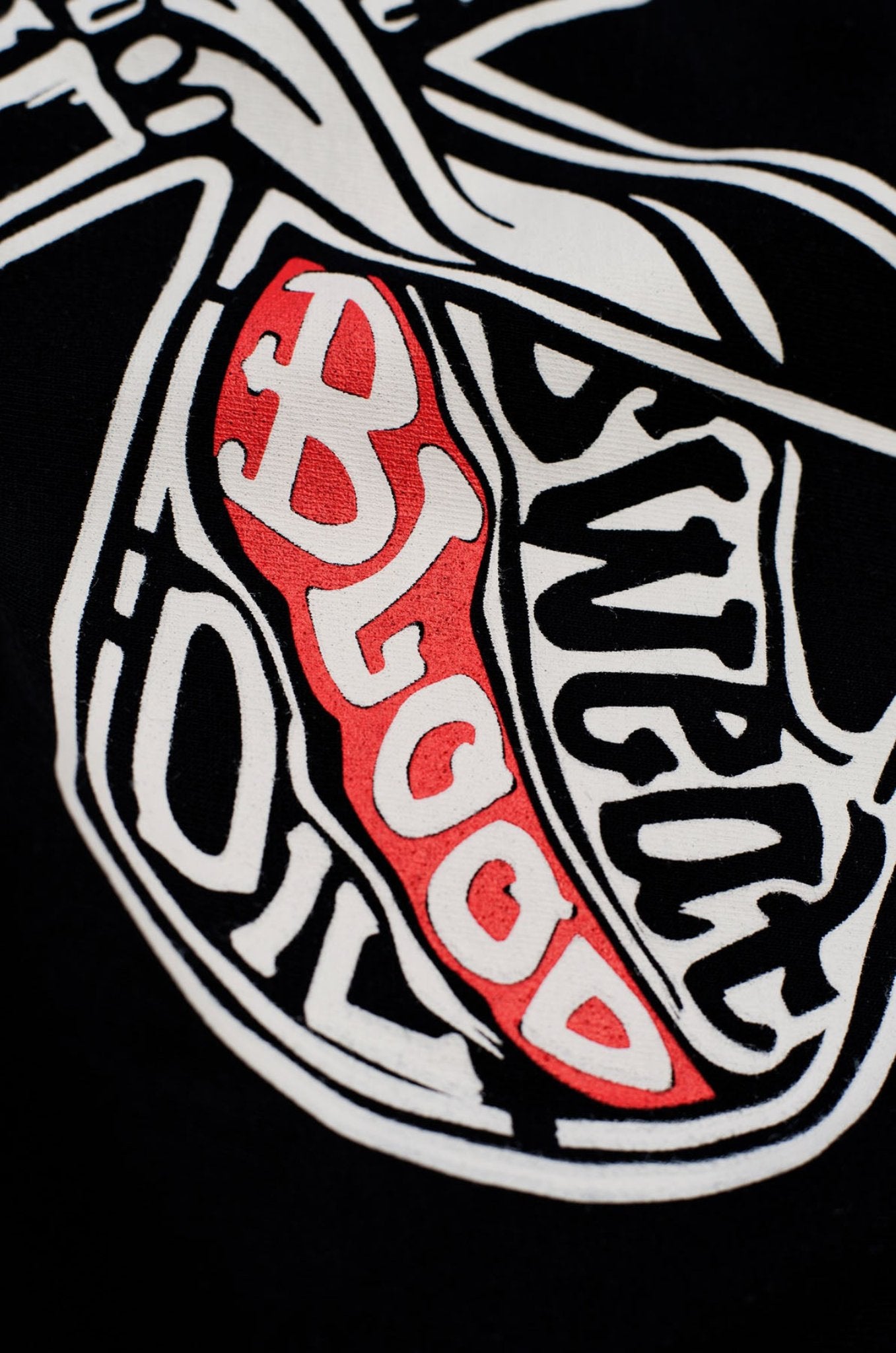Black women's motorcycle t-shirt with red scull "sweet blood"motive close up