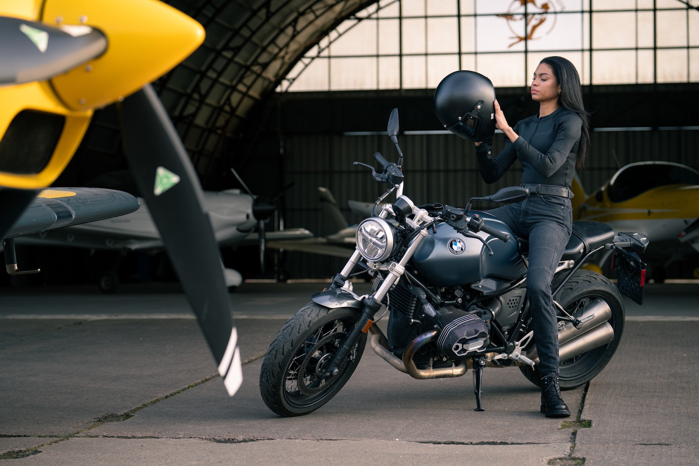 SHELL WW BLACK 02 – Lady Armored Motorcycle Baselayer / Body