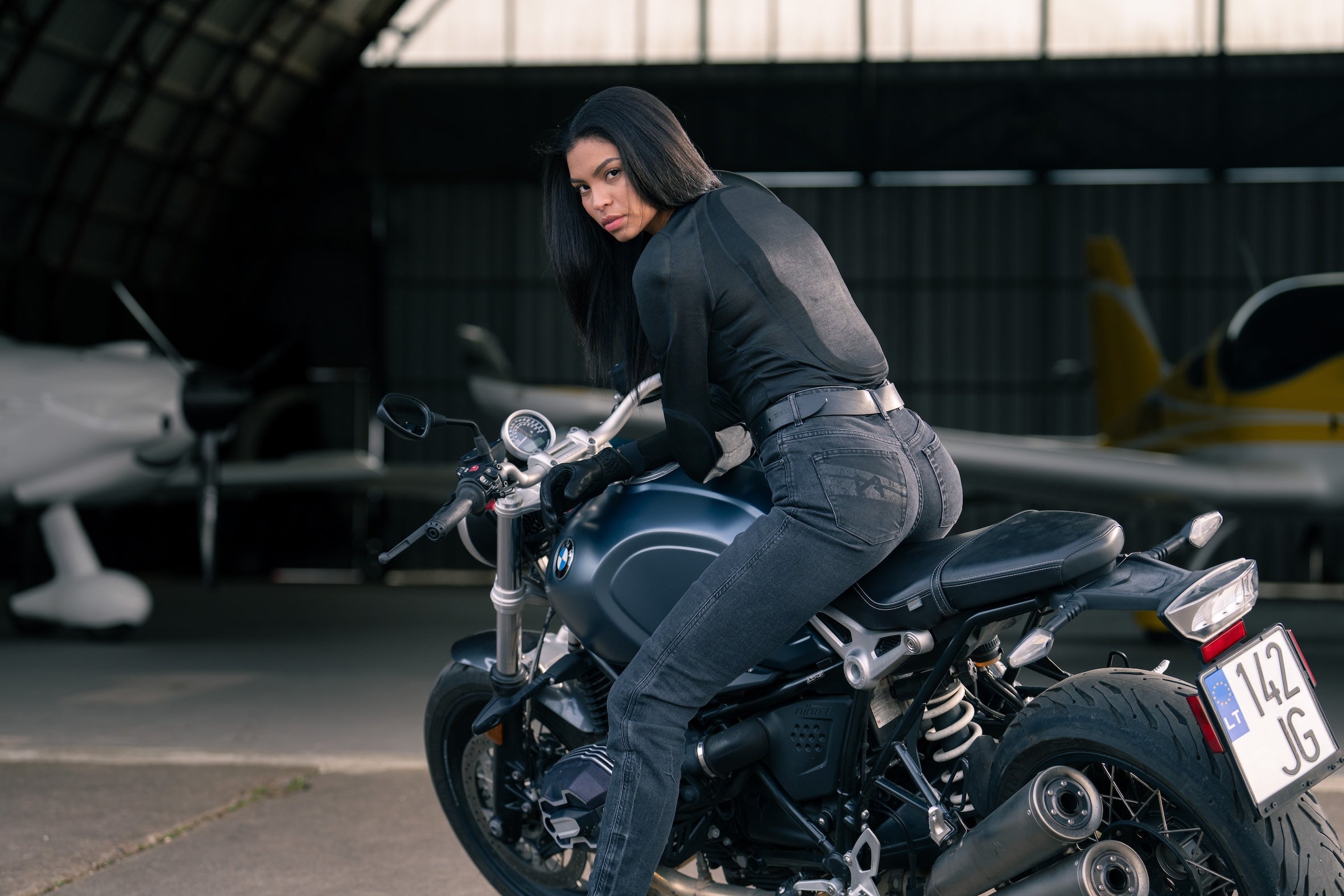 SHELL WW BLACK 02 – Lady Armored Motorcycle Baselayer / Body