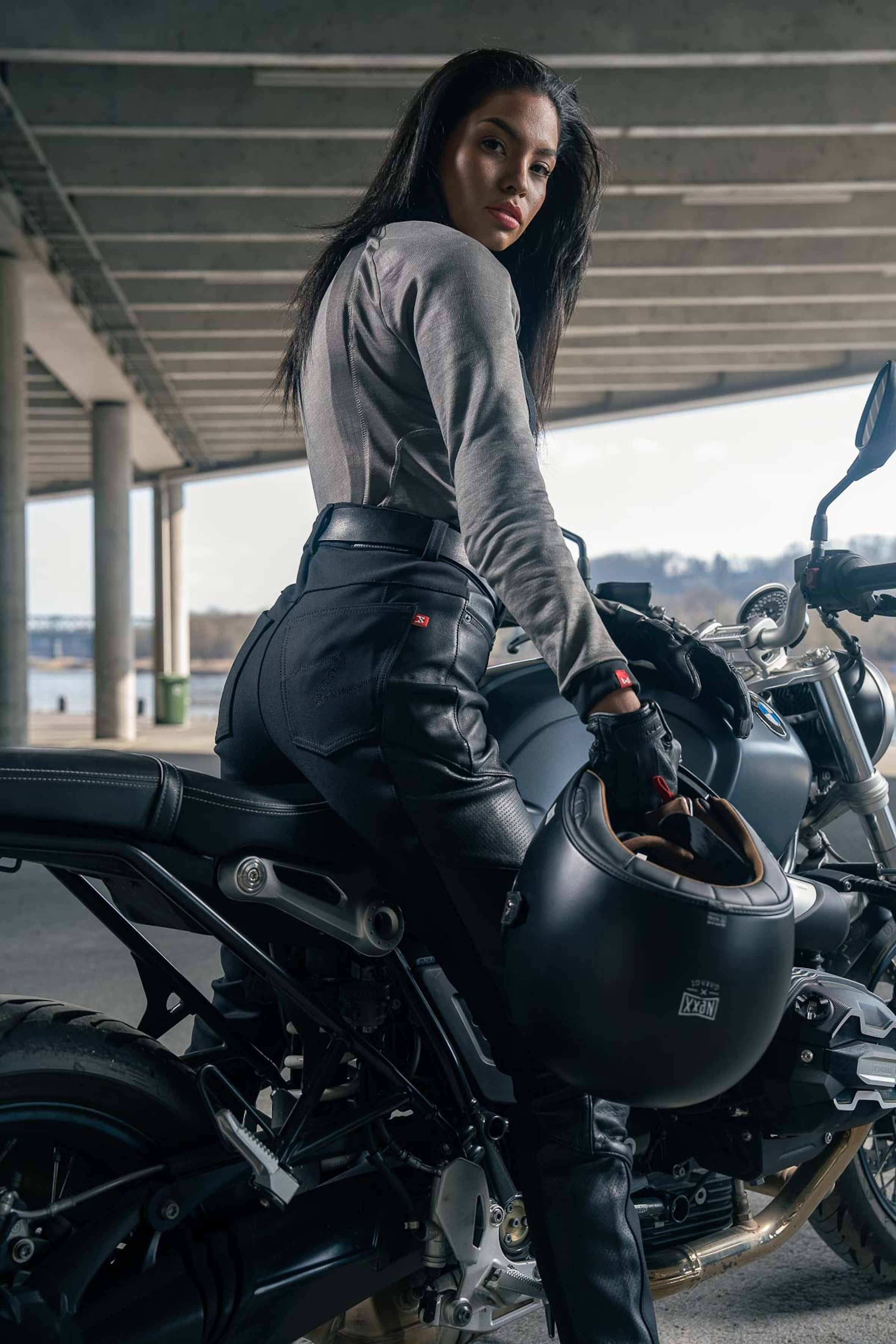 SHELL WW BLACK 02 – Lady Armored Motorcycle Baselayer / Body