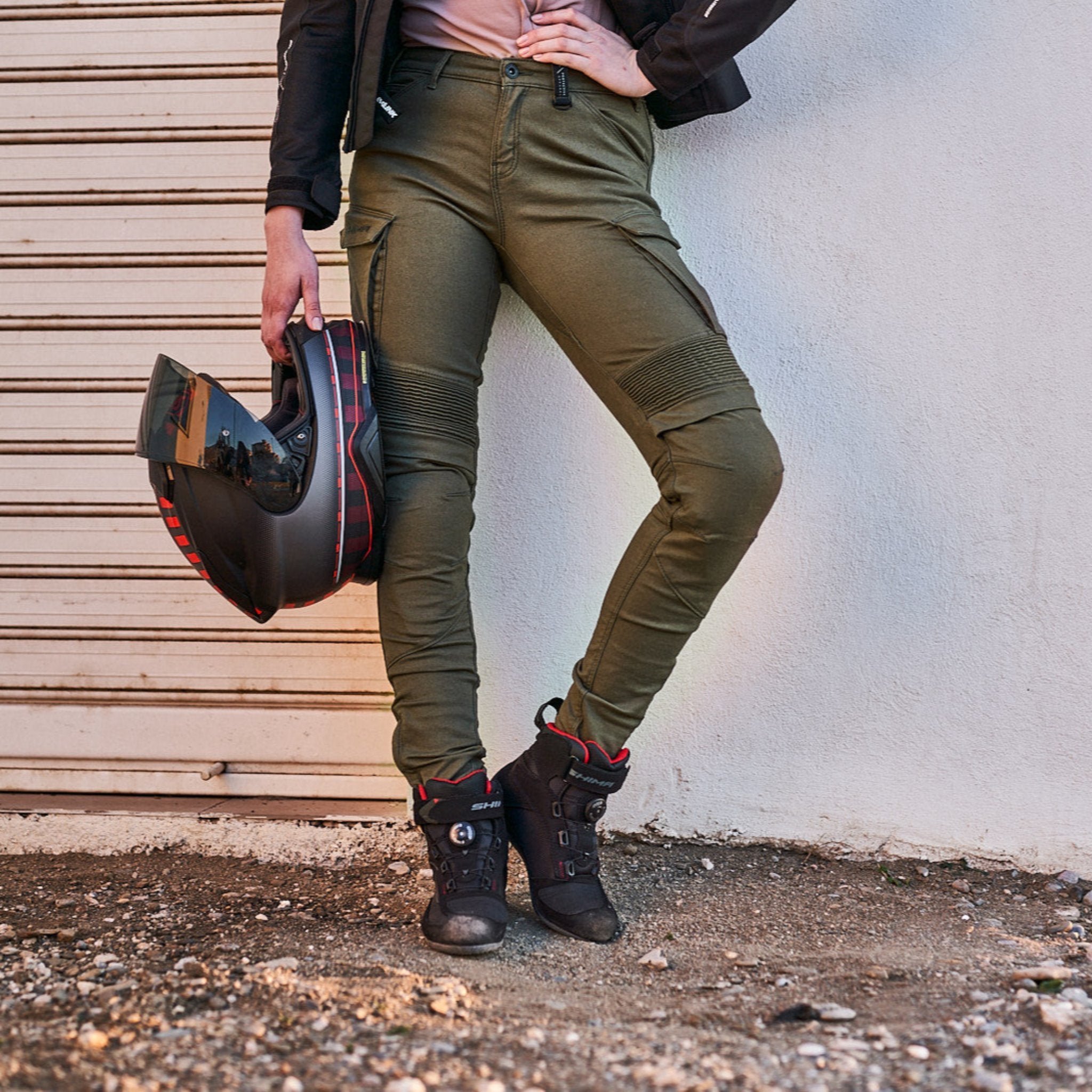 Woman legs wearing Khaki green women&#39;s motorcycle cargo pants GIRO from shima