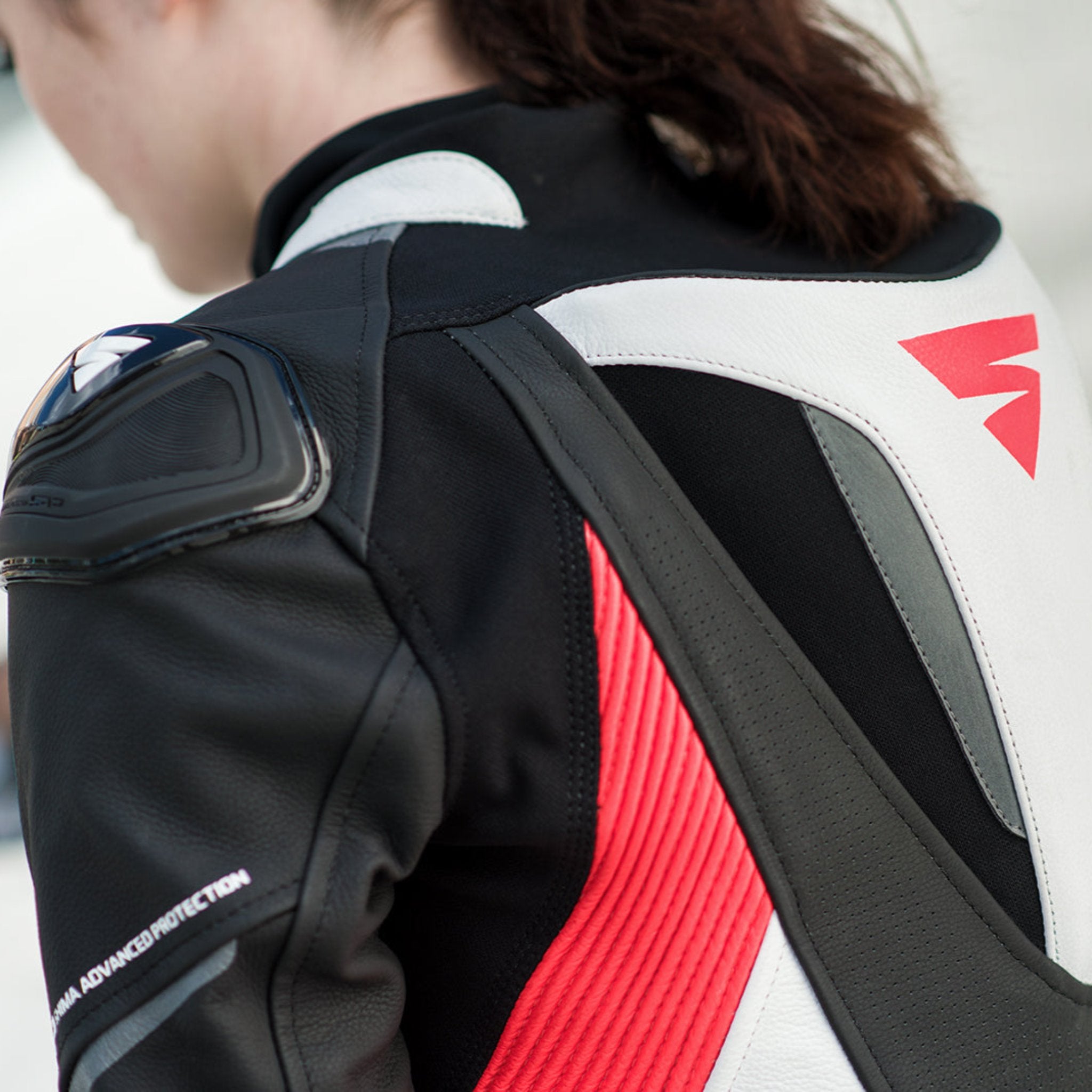 A close up of a woman&#39;s back wearing Women&#39;s racing suit MIURA RS in black, white and fluo from Shima 