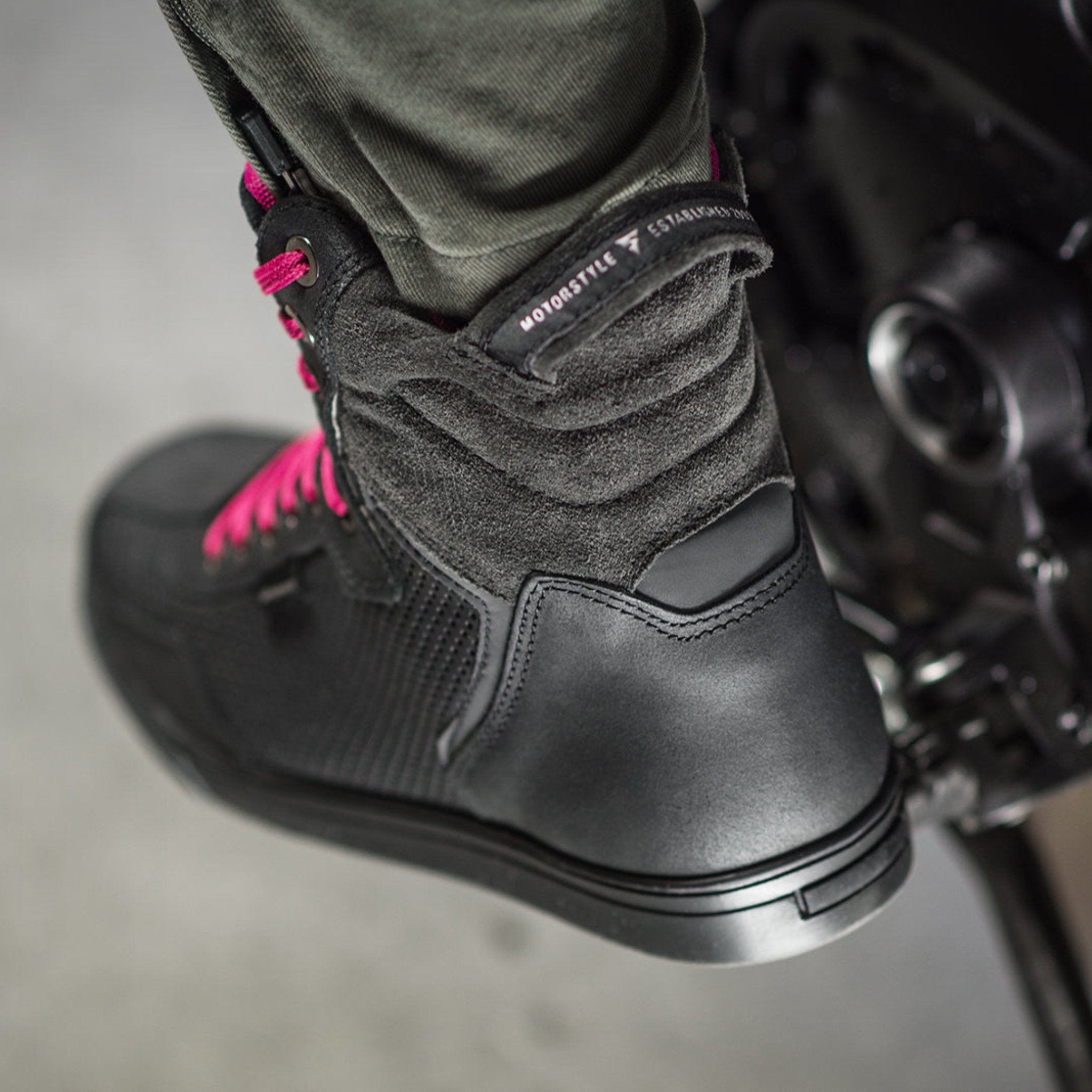 Rebel waterproof motorcycle sneakers with pink laces from Shima from the back